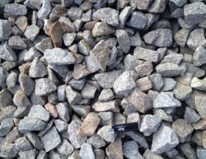 Zúzott kő és kavics sűrű sziklákból